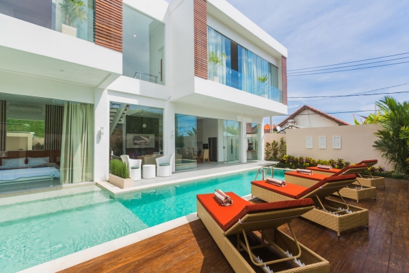 Villa pool Overview 